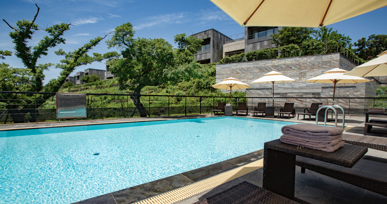 제주아트빌라스 outside pool - 제주의 바람과 하늘을 느끼며 여유롭게 수영할 수 있는 야외 수영장입니다.