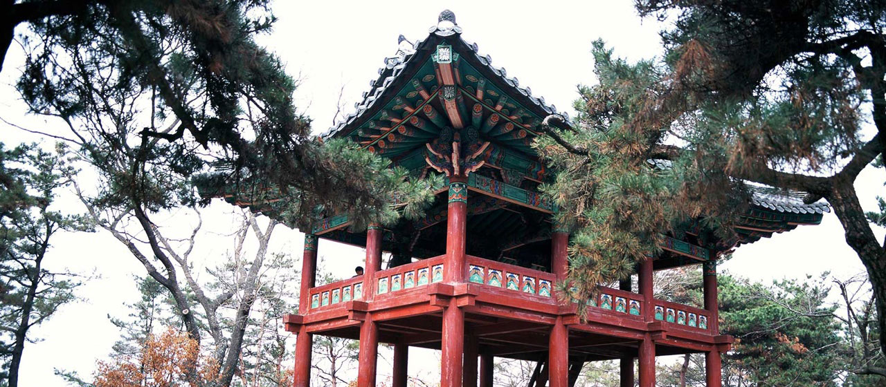 [3:30 P.M]부소산성, 의자왕의 전설이 깃든 낙화암과 마시면 3년이 젊어진다는 고란사 약수가 있는 곳image