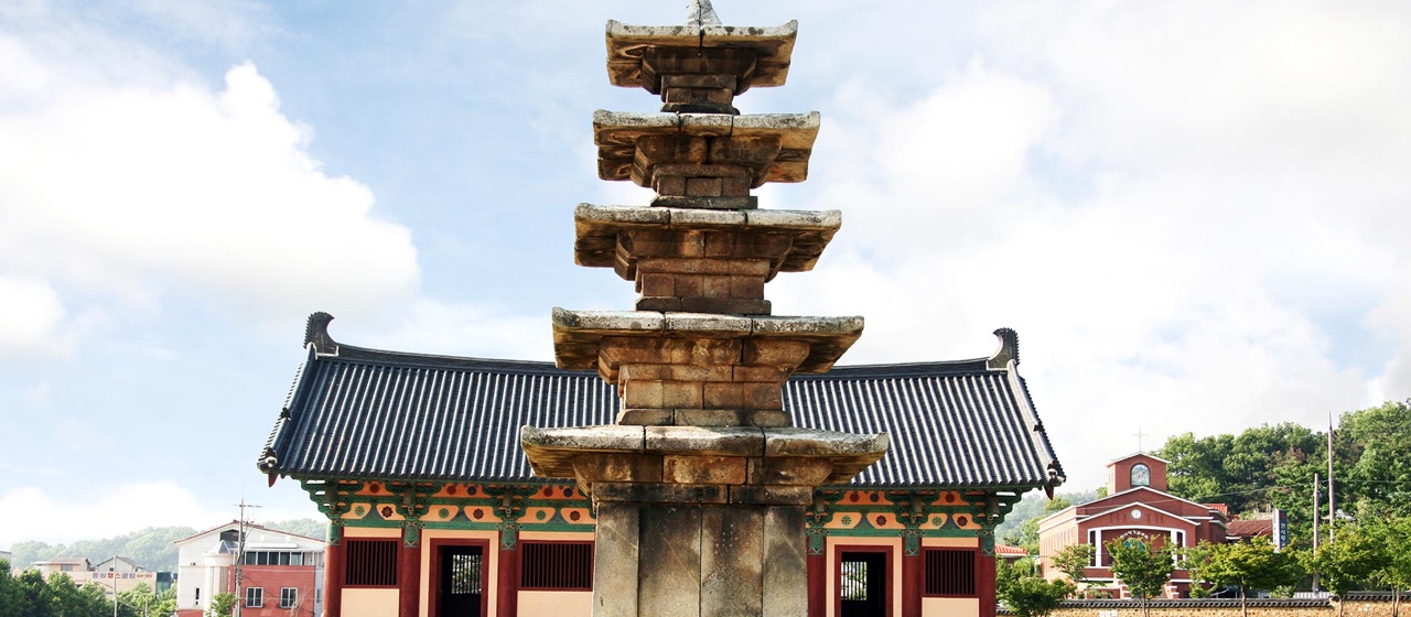 [3:30 P.M] 정림사지, 백제의 보물이자 국보 9호로도 지정된 단아한 석탑 image