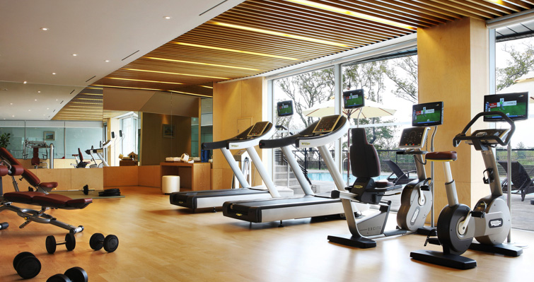 제주아트빌라스 Fitness Center - 통유리창을 통해 탁 트인 전경을 바라보며 운동을 할 수 있는 공간입니다.