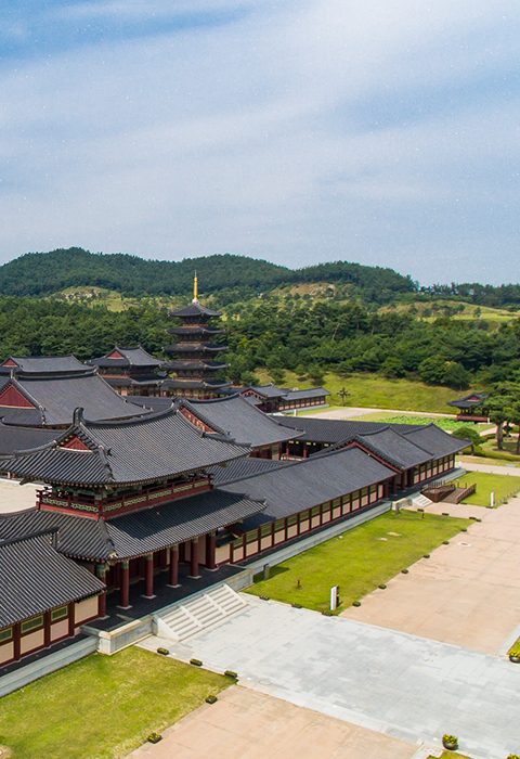 롯데리조트부여 - 백제문화단지 - 사비궁 - 삼국시대 왕궁의 모습을 최초로 재현한 대백제의 왕궁입니다.