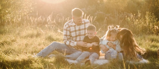 소풍을 즐기는 가족 사진