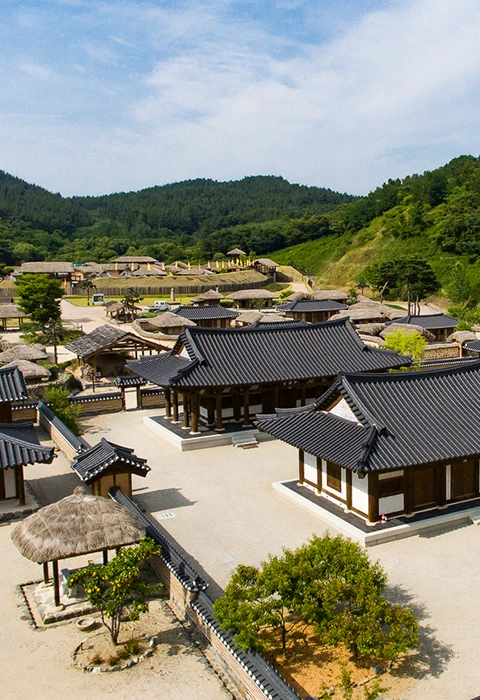 롯데리조트부여 - 백제문화단지 - 생활문화마을 - 백제 사비시대의 계층별 주거유형을 보여주는 곳입니다.