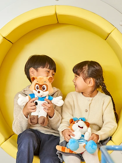 로티로리를 안고 있는 어린이 둘