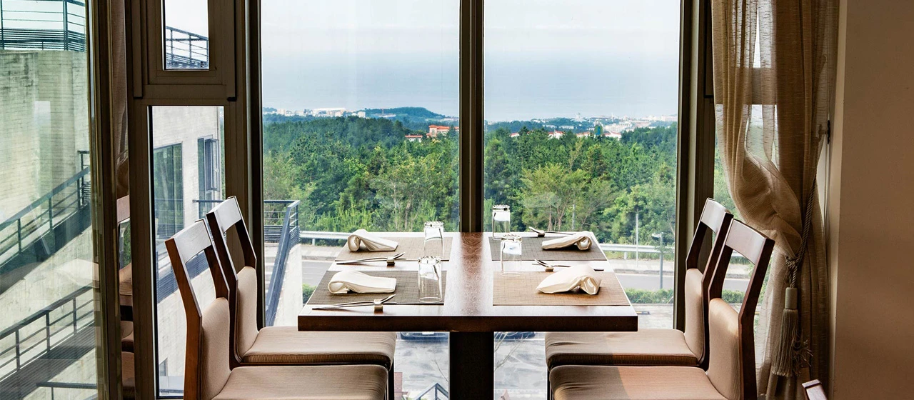 With a wonderful view of the sea and golf course and fresh ingredients daily It offers a feast of gourmet cuisine at the same time.
